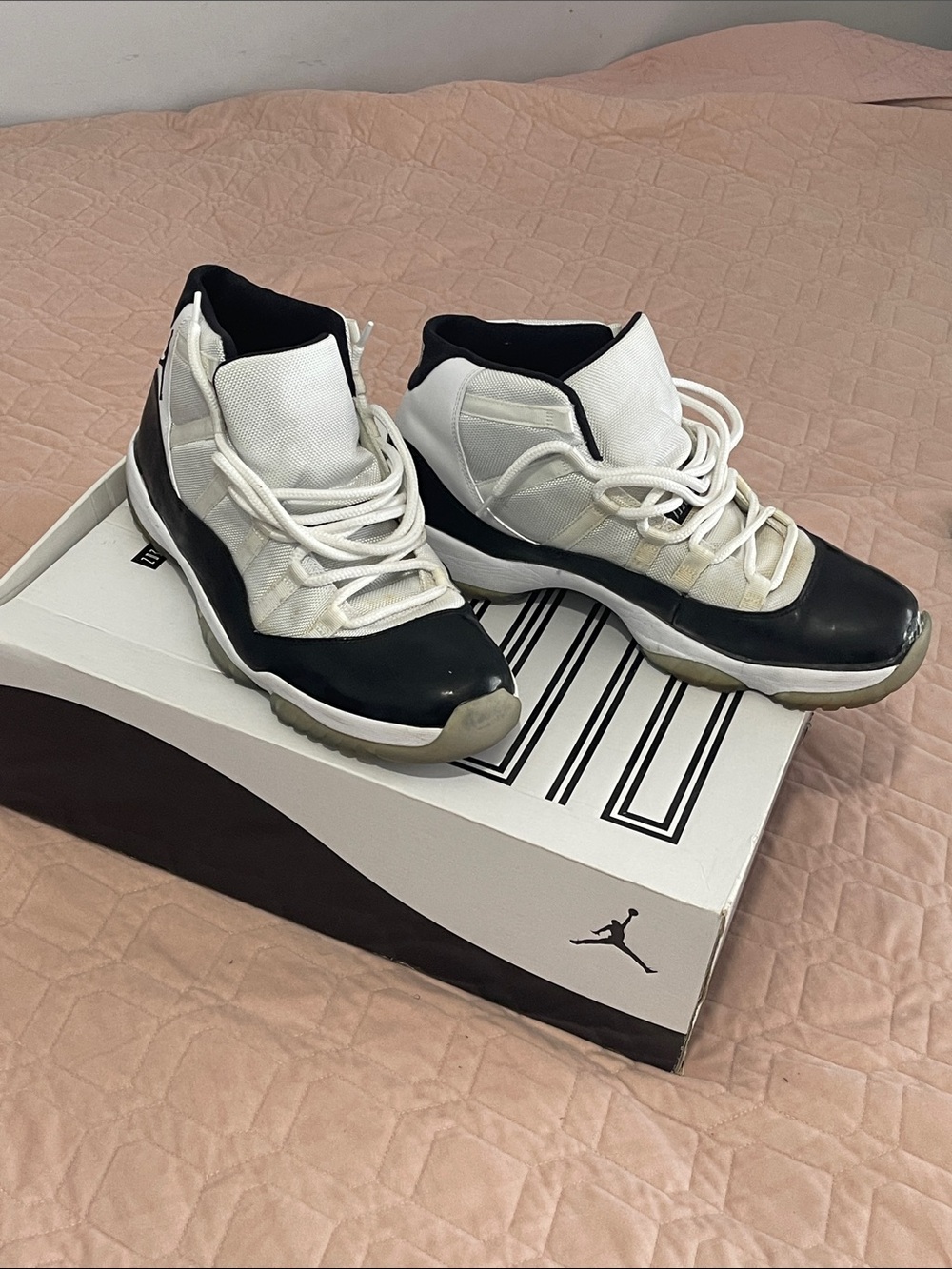 Jordan Men's Air Jordan 11 Retro Black and White sole separated Sz 14